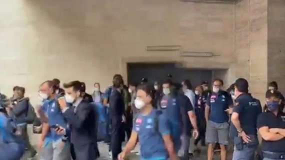 VIDEO - Napoli arrivato a Roma: tifosi incitano gli azzurri per la Juve