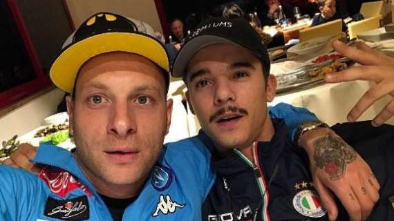 FOTO - Clementino in ritiro con Moreno: "Io ovviamente ho la tuta del Napoli..."