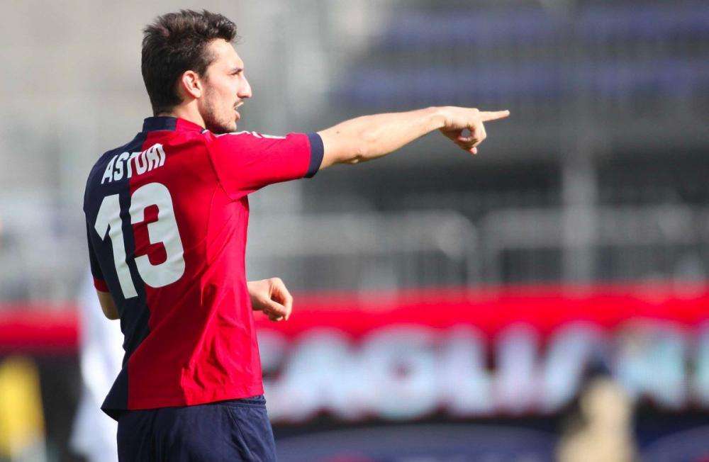 UFFICIALE - Anche il Cagliari ritira la maglia di Davide Astori: "Per renderne indelebile il ricordo"