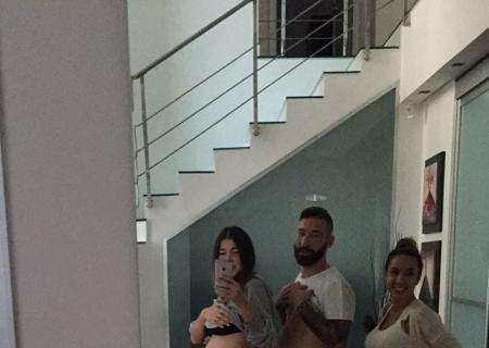 FOTO - Lady Tonelli mostra il pancione e Lorenzo la imita: lo scatto