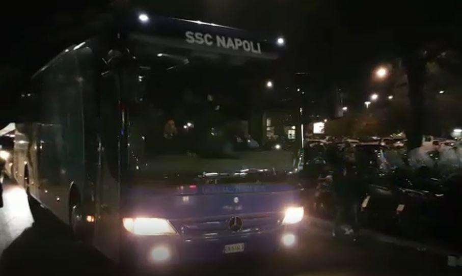 VIDEO TN - Il pullman del Napoli arriva al San Paolo, grande entusiasmo tra i tifosi azzurri