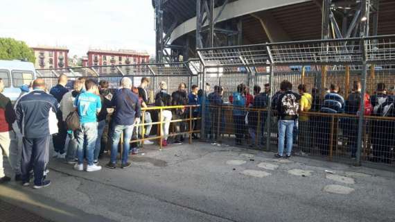 FOTO - I tifosi raccolgono l'invito della SSC Napoli: lunghe code al San Paolo a tre ore dal match