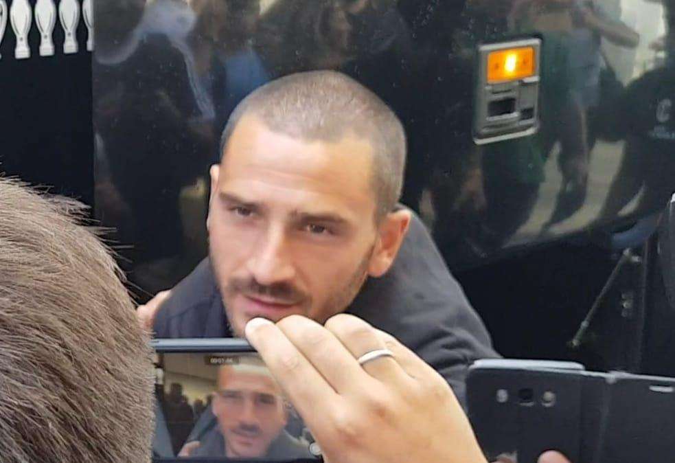 VIDEO - Un tifoso juventino a Bonucci: "Quando ci chiedi scusa?". Il difensore: "Non rispondo a parole"