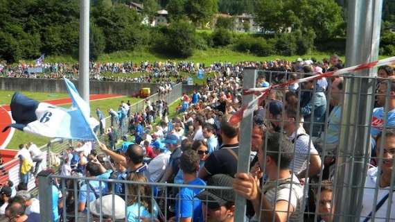 Comincia con un 6-0 la favola del Napoli in Val di Sole davanti a 2500 tifosi tra la pioggia e O' surdato 'nnammurat