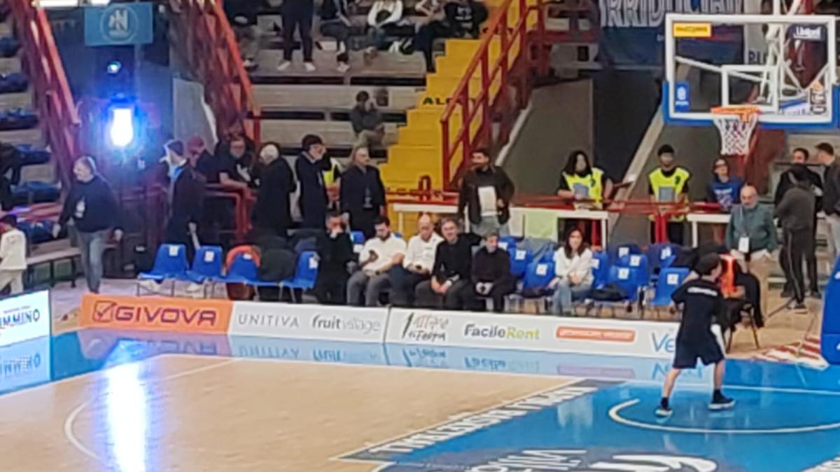 Cruciani a Napoli, proteste all’esterno del Palapartenope. Poi spettatore all'Alcott Arena