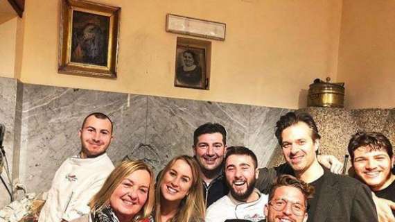 FOTO - Serata di relax per Mertens: pizza con Kat e tanti amici da Concettina ai tre Santi