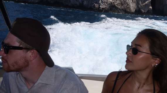 De Bruyne si rilassa prima del ritiro: oggi a Capri insieme alla moglie