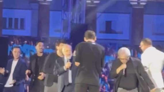 VIDEO - “Napoli, Napoli”, Nino D’Angelo canta sul palco con D’Alessio, ADL e gli azzurri