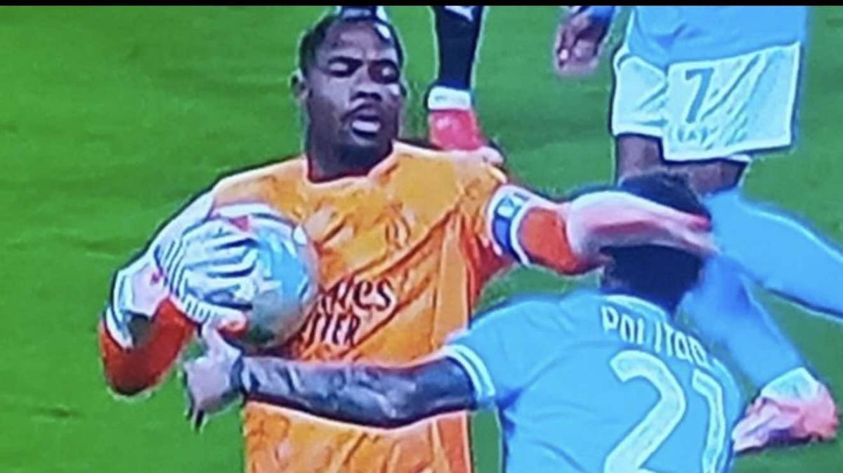 Clamoroso colpo al volto di Maignan a Politano: arbitro e Var ignorano l'episodio