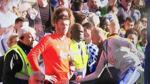 FOTO - Brutto episodio a Stamford Bridge: assistente di Sarri provoca Mourinho e scoppia un parapiglia