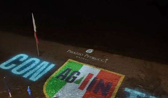 Conte resta, splendido omaggio di Palazzo Petrucci: la foto è virale