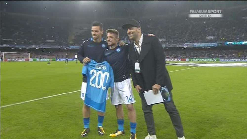 FOTO - Omaggio per Mertens, maglia celebrativa per le 200 in azzurro: "Mi sono sempre sentito a casa"