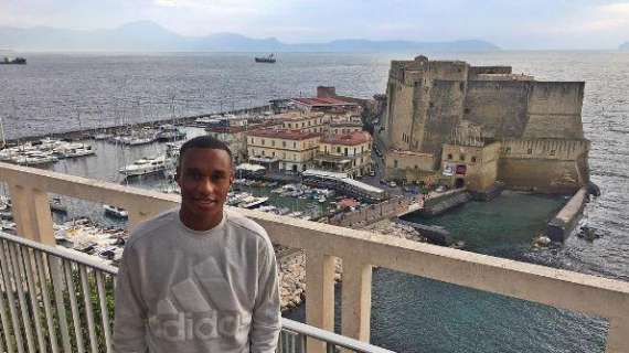 FOTO - Leandrinho si gode già Napoli, ecco il brasiliano con il fantastico panorama del Castel dell'Ovo