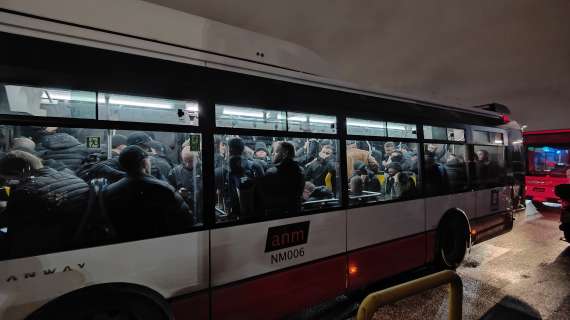 FOTO - Fumogeni su bus di linea che trasportava tifosi Eintracht: nessun ferito
