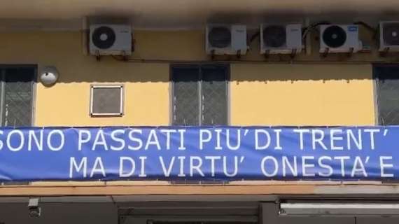 Clamoroso striscione-record di 60 metri al Rione Incis di Ponticelli: “Amm vinciut!”