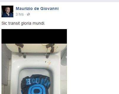 FOTO - De Giovanni mostra una maglia di Higuain nel wc: "Sic transit gloria mundi"