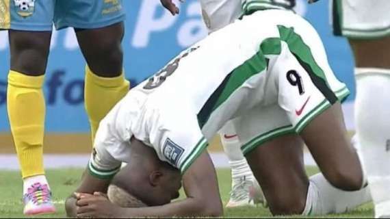 Osimhen, infortunio alla caviglia con la Nigeria: tifosi turchi in ansia sui social