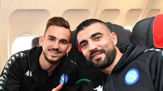 FOTO - Napoli in partenza per Parigi: scatto sorridente di Fabian con Albiol