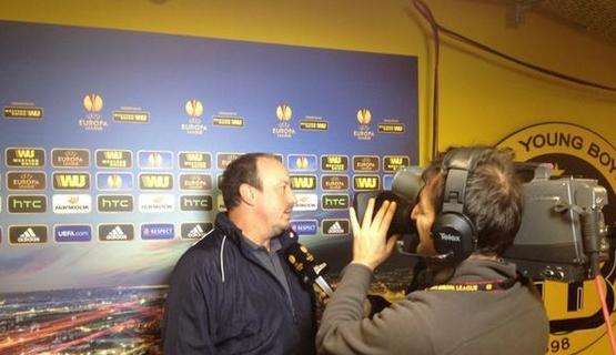 FOTO Twitter - Benitez ed Inler con le tv prima della conferenza stampa