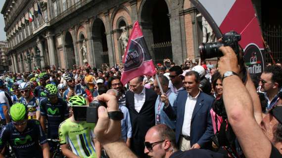 Giro d'Italia, la prima maglia rosa Cavendish: "Napoli è caotica, ma vincere qui è bellissimo"