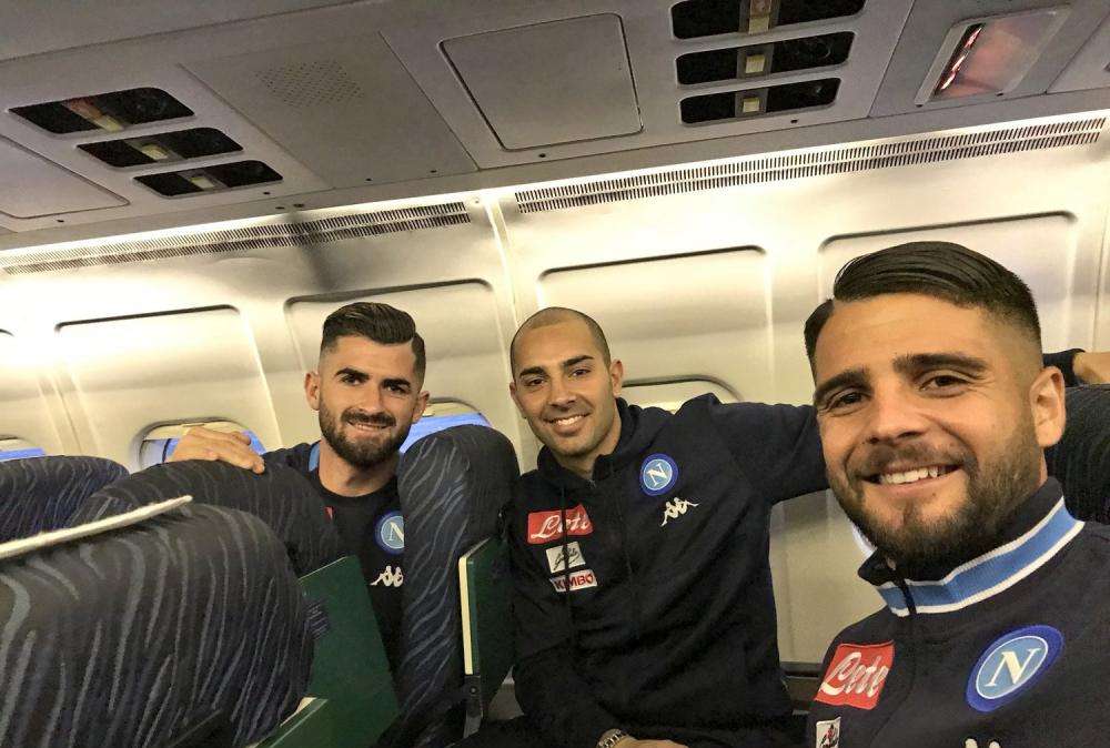 FOTO - Sorrisi in volo: solito scatto portafortuna per Insigne, Hysaj e Sepe