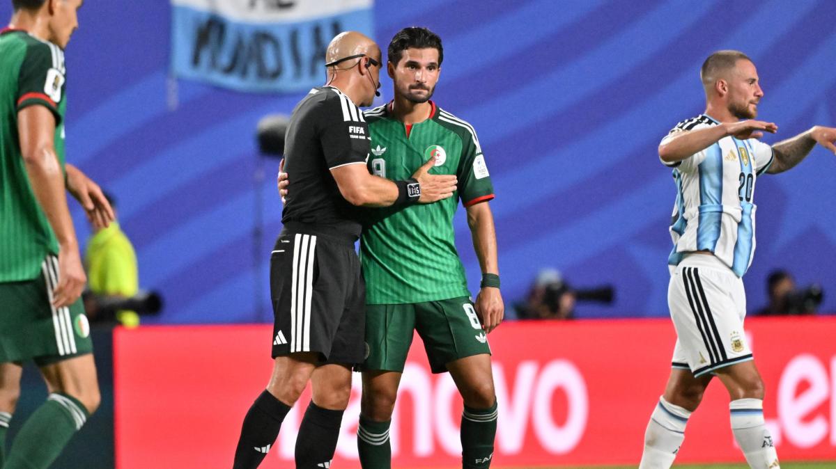 Polemiche su Marciniak ai Mondiali: l'Algeria fa ricorso alla Fifa per il mancato rosso a Messi