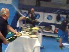 VIDEO - ADL e Sarri scatenati negli spogliatoi con lo champagne: le immagini della festa post-partita 
