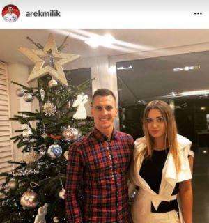 FOTO - "Buon Natale", Milik sorride in compagnia della sua dolce metà