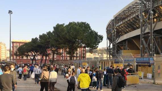 FOTO TN - Stadio Maradona, file moderate ai tornelli