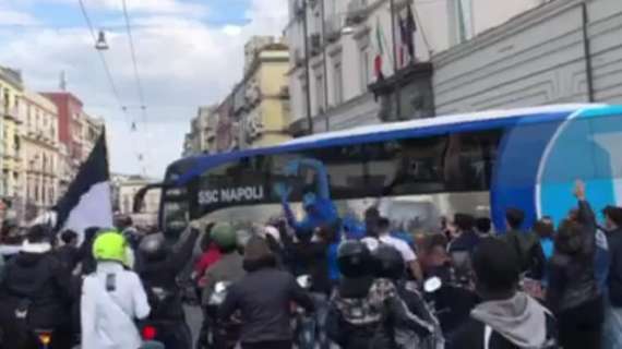 VIDEO TN - Il Napoli lascia l'hotel in direzione stadio: un corteo di tifosi scorta il pullman
