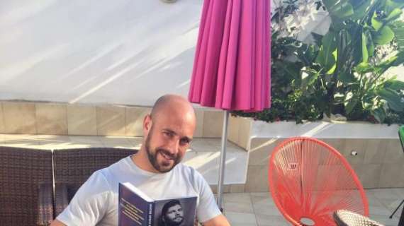 FOTO - Salvatore Esposito di Gomorra regala il suo libro a Reina, lo spagnolo: "Sarà interessante..."