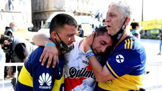 FOTO - La grandezza di Diego in uno scatto: tifosi di Boca e River abbracciati nella disperazione