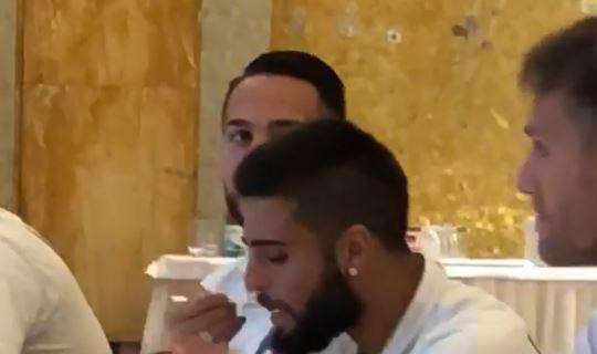 VIDEO - A Coverciano una torta per il compleanno di Insigne, Balotelli scherza: "Gnam gnam, mangia Lore!"
