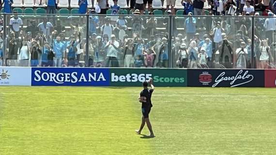 “Cholito uno di noi”, l’addio di Simeone che esce per ultimo e ringrazia i tifosi