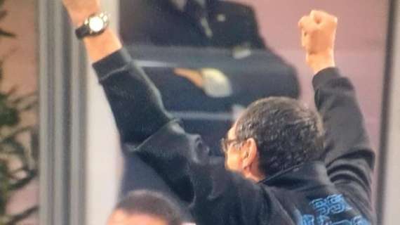 FOTO - Che gioia per Sarri: esultanza a braccia alzate al fischio finale!