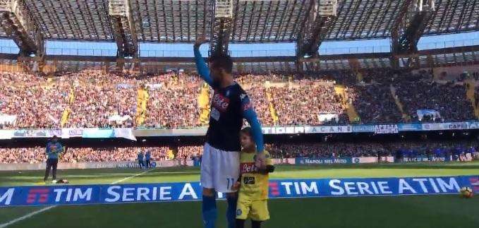 VIDEO - 300 volte Maggio, il veterano azzurro riceve una maglia celebrativa