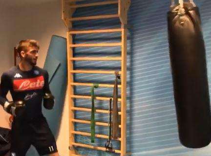VIDEO - Jorginho prende in giro il 'pugile' Anastasio: "Che scoordinato..."