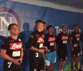 VIDEO - Tifosi scatenati a Dimaro: i calciatori saltano sul palco sulle note di "Un giorno all'improvviso"