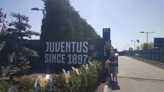 FOTO - ‘Ciucci’ azzurri invadono il centro sportivo della Juve: le immagini dal web
