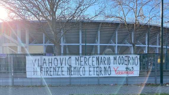 FOTO - Fiorentina, altro striscione dei tifosi contro Vlahovic: "Di Firenze nemico eterno"