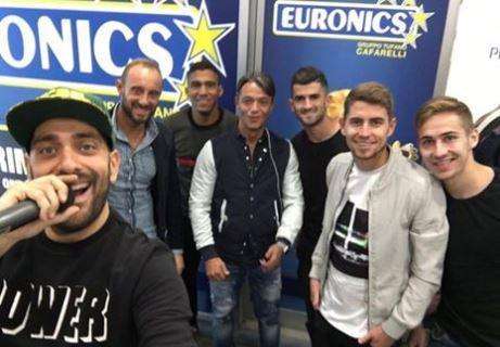 FOTO - Decibel da Euronics con gli azzurri: c'è Rog con Jorginho, Allan e Hysaj