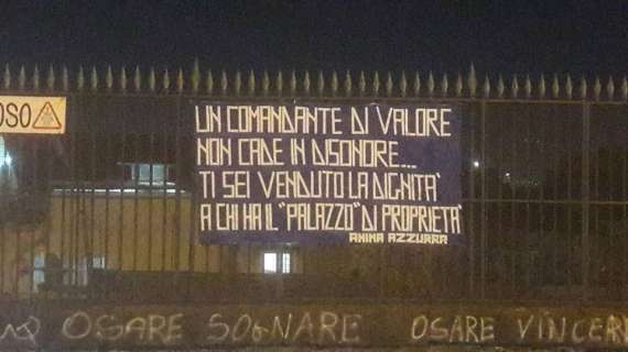 FOTO - Striscione contro Sarri al centro: "Ti sei venduto la dignità a chi ha il 'palazzo' di proprietà"