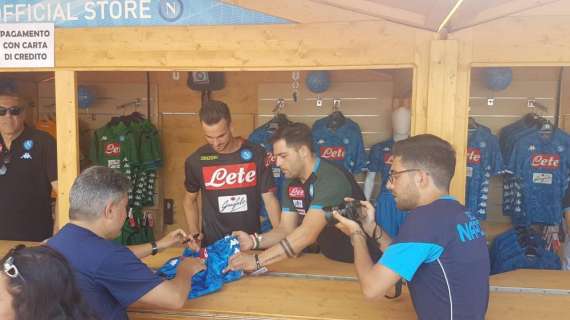 FOTO TN - Entusiasmo azzurro per Fabian Ruiz: in centinaia per l'autografo dello spagnolo 