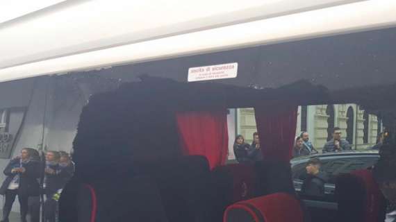 FOTO - Vergogna allo Juventus Stadium: pullman staff del Milan distrutto da una sprangata