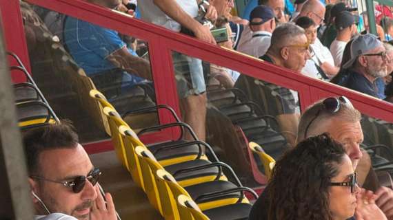 Ultimi colpi in arrivo? Manna (in tribuna) non si stacca dal telefono