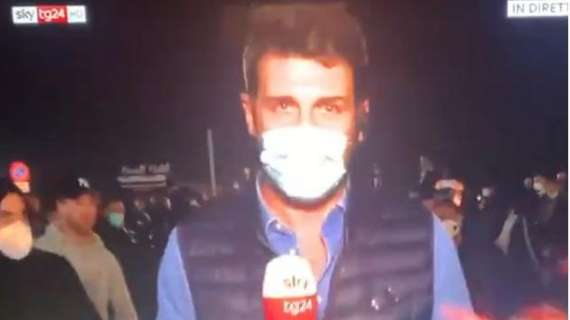VIDEO - Napoli, la protesta in città diventa violenta: aggredito giornalista Sky TG