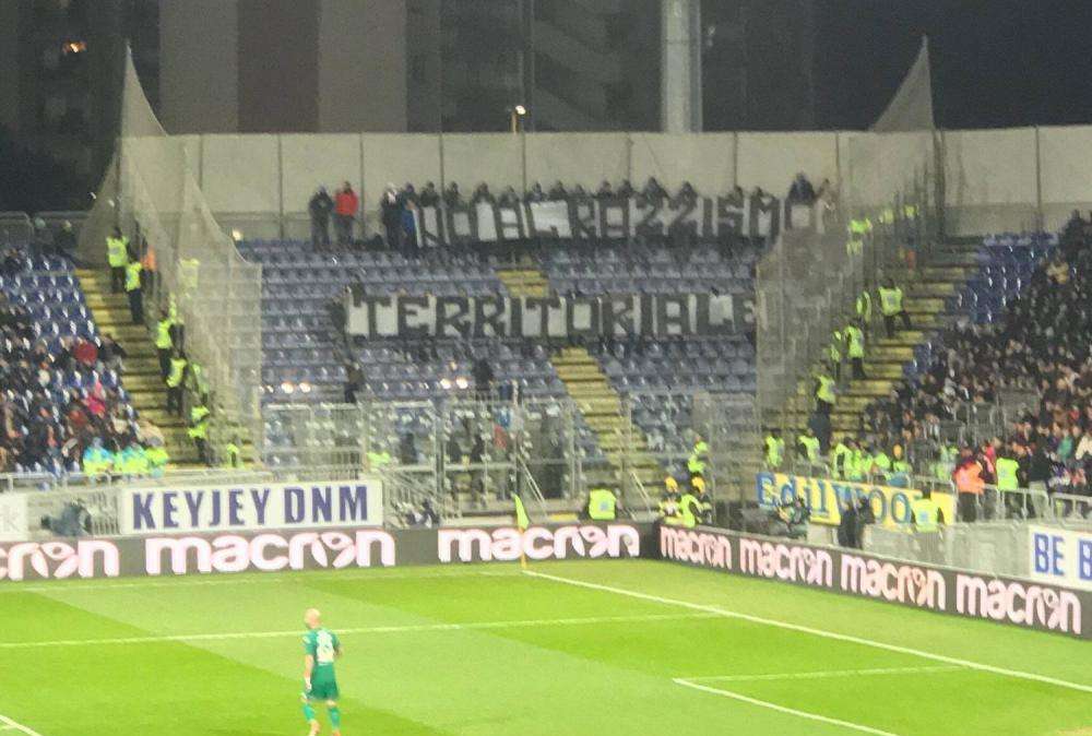 FOTO - I tifosi del Napoli alla Sardegna Arena: "No al razzismo territoriale!"
