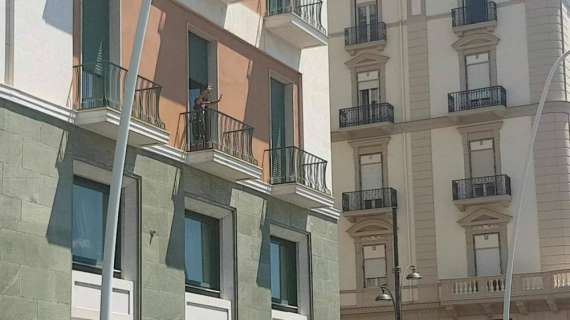 VIDEO - I tifosi acclamano a gran voce Insigne, Lorenzo risponde affacciandosi al balcone dell'Hotel Vesuvio