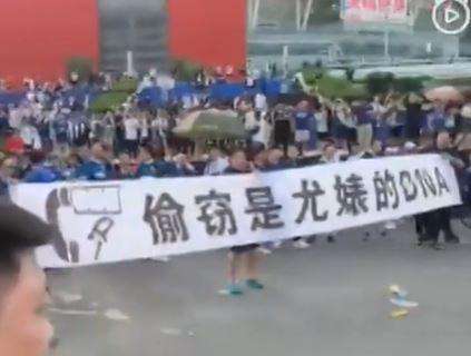 FOTO - "Rubare è nel dna della Juve", tensione tra tifosi cinesi prima della sfida con l'Inter