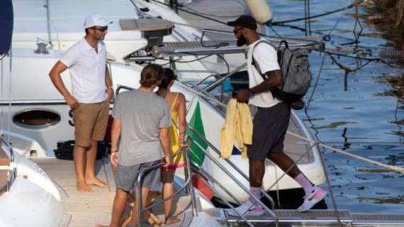 FOTO - LeBron firma con i Lakers e si gode le vacanze a...Positano! 